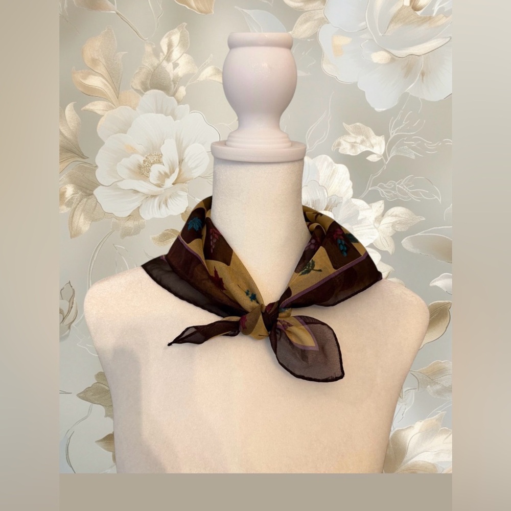 Liz Claiborne Vintage Leaf Print Square‎ Scarf 🍂